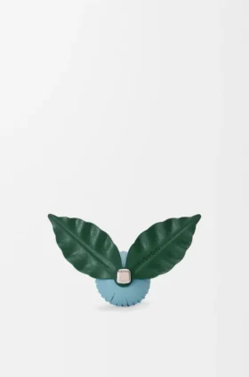 Broche de flor en piel de becerro clásica