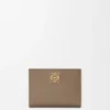 Cartera compacta Anagram de piel de ternera graneada Cartera compacta Anagram de piel de ternera graneada