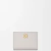 Cartera compacta Anagram de piel de ternera graneada Cartera compacta Anagram de piel de ternera graneada