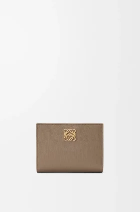Cartera compacta Anagram de piel de ternera graneada