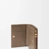Cartera compacta Anagram de piel de ternera graneada Cartera compacta Anagram de piel de ternera graneada