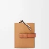 Cartera compacta con cremallera en piel de becerro de grano suave Cartera compacta con cremallera en piel de becerro de grano suave