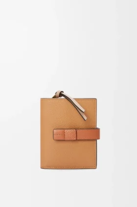 Cartera compacta con cremallera en piel de becerro de grano suave