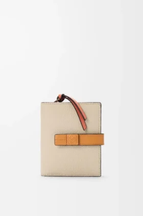 Cartera compacta con cremallera en piel de becerro de grano suave