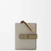 Cartera compacta con cremallera en piel de becerro de grano suave Cartera compacta con cremallera en piel de becerro de grano suave
