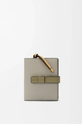 Cartera compacta con cremallera en piel de becerro de grano suave