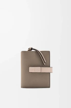 Cartera compacta con cremallera en piel de becerro de grano suave