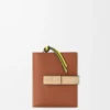 Cartera compacta con cremallera en piel de becerro de grano suave Cartera compacta con cremallera en piel de becerro de grano suave