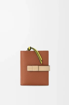 Cartera compacta con cremallera en piel de becerro de grano suave