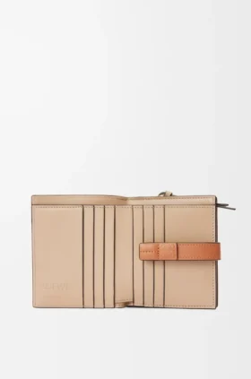 Cartera compacta con cremallera en piel de becerro de grano suave