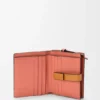 Cartera compacta con cremallera en piel de becerro de grano suave Cartera compacta con cremallera en piel de becerro de grano suave