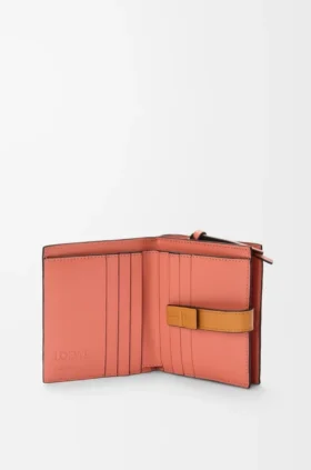 Cartera compacta con cremallera en piel de becerro de grano suave