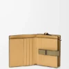 Cartera compacta con cremallera en piel de becerro de grano suave Cartera compacta con cremallera en piel de becerro de grano suave