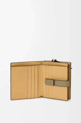 Cartera compacta con cremallera en piel de becerro de grano suave