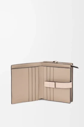 Cartera compacta con cremallera en piel de becerro de grano suave