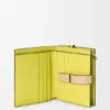 Cartera compacta con cremallera en piel de becerro de grano suave Cartera compacta con cremallera en piel de becerro de grano suave