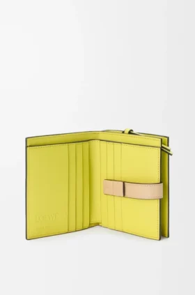 Cartera compacta con cremallera en piel de becerro de grano suave