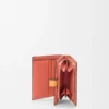 Cartera compacta con cremallera en piel de becerro de grano suave Cartera compacta con cremallera en piel de becerro de grano suave