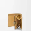 Cartera compacta con cremallera en piel de becerro de grano suave Cartera compacta con cremallera en piel de becerro de grano suave