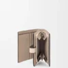 Cartera compacta con cremallera en piel de becerro de grano suave Cartera compacta con cremallera en piel de becerro de grano suave
