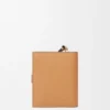 Cartera compacta con cremallera en piel de becerro de grano suave Cartera compacta con cremallera en piel de becerro de grano suave
