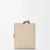 Cartera compacta con cremallera en piel de becerro de grano suave Cartera compacta con cremallera en piel de becerro de grano suave