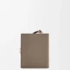 Cartera compacta con cremallera en piel de becerro de grano suave Cartera compacta con cremallera en piel de becerro de grano suave