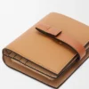 Cartera compacta con cremallera en piel de becerro de grano suave Cartera compacta con cremallera en piel de becerro de grano suave