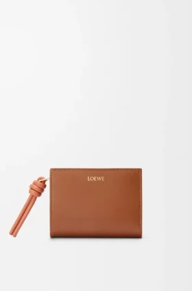 Cartera compacta con el nodo de Loewe en piel de becerro napa brillante