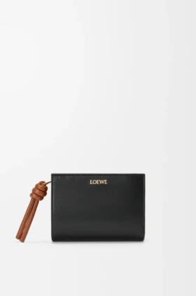 Cartera compacta con el nodo de Loewe en piel de becerro napa brillante