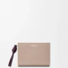 Cartera compacta con el nodo de Loewe en piel de becerro napa brillante Cartera compacta con el nodo de Loewe en piel de becerro napa brillante