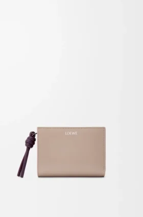 Cartera compacta con el nodo de Loewe en piel de becerro napa brillante