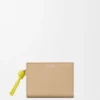 Cartera compacta con el nodo de Loewe en piel de becerro napa brillante Cartera compacta con el nodo de Loewe en piel de becerro napa brillante