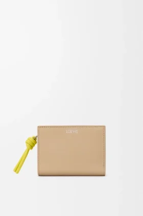 Cartera compacta con el nodo de Loewe en piel de becerro napa brillante