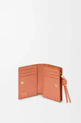 Cartera compacta con el nodo de Loewe en piel de becerro napa brillante