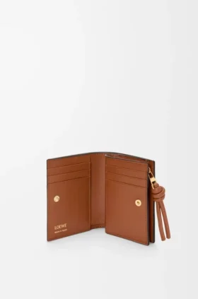 Cartera compacta con el nodo de Loewe en piel de becerro napa brillante