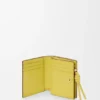 Cartera compacta con el nodo de Loewe en piel de becerro napa brillante Cartera compacta con el nodo de Loewe en piel de becerro napa brillante