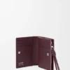 Cartera compacta con el nodo de Loewe en piel de becerro napa brillante Cartera compacta con el nodo de Loewe en piel de becerro napa brillante