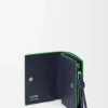 Cartera compacta con el nodo de Loewe en piel de becerro napa brillante Cartera compacta con el nodo de Loewe en piel de becerro napa brillante