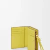 Cartera compacta con el nodo de Loewe en piel de becerro napa brillante Cartera compacta con el nodo de Loewe en piel de becerro napa brillante