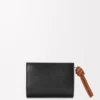 Cartera compacta con el nodo de Loewe en piel de becerro napa brillante Cartera compacta con el nodo de Loewe en piel de becerro napa brillante