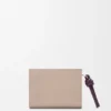 Cartera compacta con el nodo de Loewe en piel de becerro napa brillante Cartera compacta con el nodo de Loewe en piel de becerro napa brillante