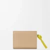 Cartera compacta con el nodo de Loewe en piel de becerro napa brillante Cartera compacta con el nodo de Loewe en piel de becerro napa brillante