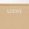 Cartera compacta con el nodo de Loewe en piel de becerro napa brillante Cartera compacta con el nodo de Loewe en piel de becerro napa brillante
