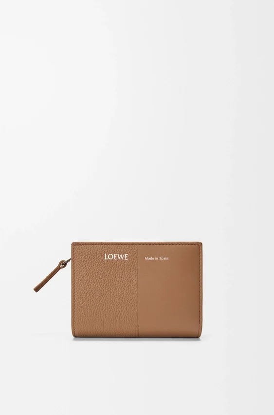 Cartera compacta Duet en piel de becerro lisa y granulada Cartera compacta Duet en piel de becerro lisa y granulada