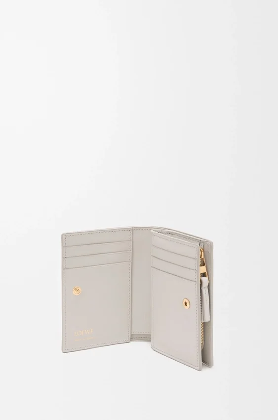 Cartera compacta Duet en piel de becerro lisa y granulada Cartera compacta Duet en piel de becerro lisa y granulada
