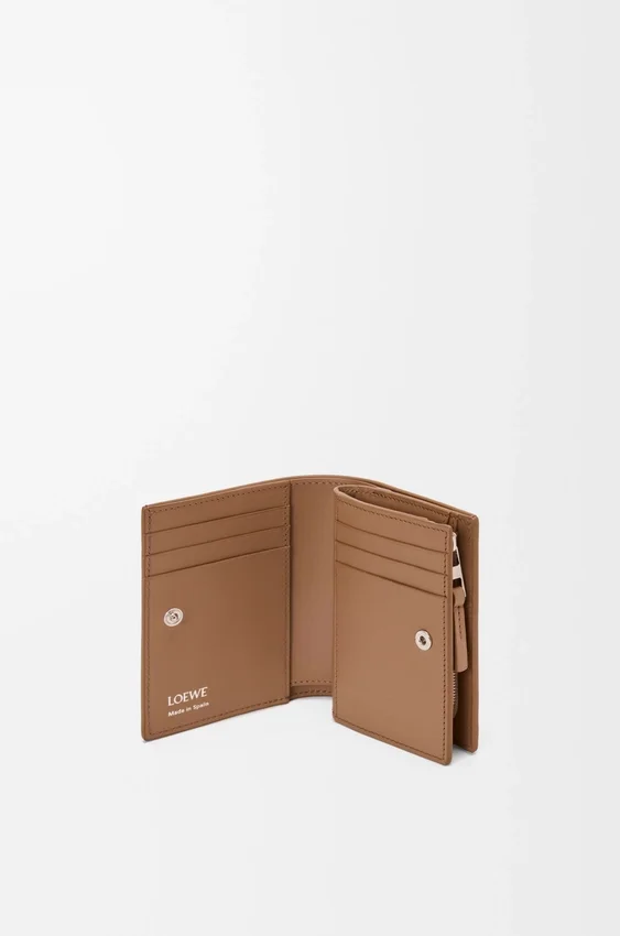 Cartera compacta Duet en piel de becerro lisa y granulada Cartera compacta Duet en piel de becerro lisa y granulada