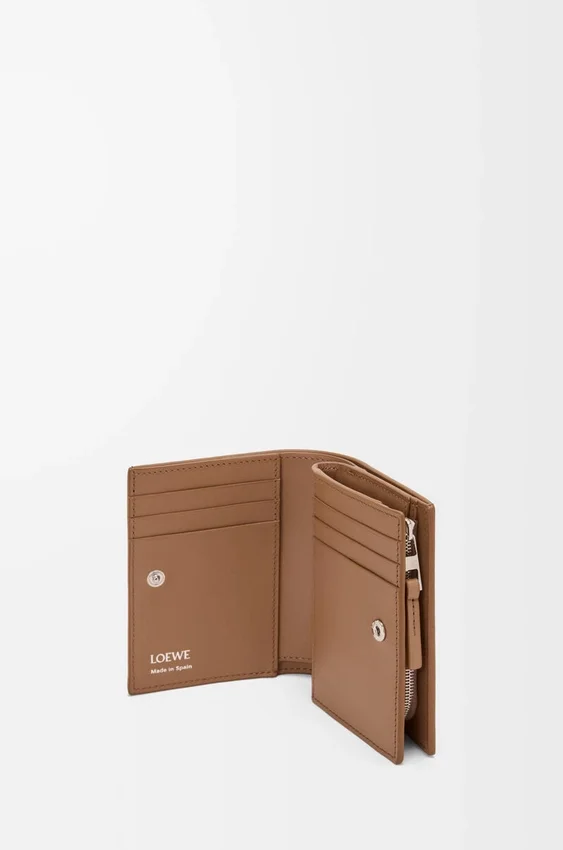 Cartera compacta Duet en piel de becerro lisa y granulada Cartera compacta Duet en piel de becerro lisa y granulada