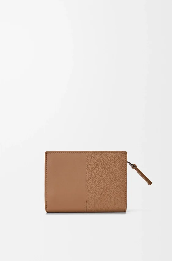 Cartera compacta Duet en piel de becerro lisa y granulada Cartera compacta Duet en piel de becerro lisa y granulada