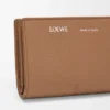 Cartera compacta Duet en piel de becerro lisa y granulada Cartera compacta Duet en piel de becerro lisa y granulada